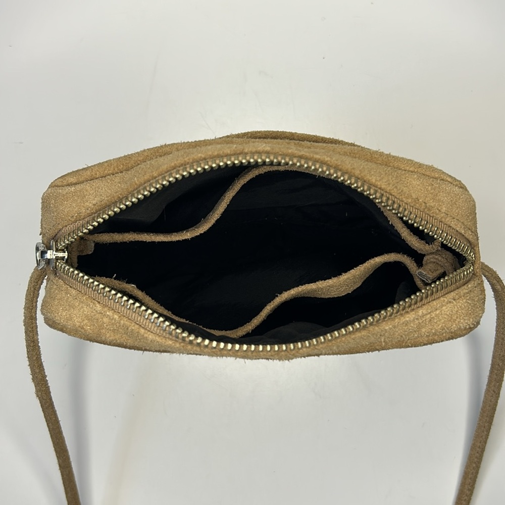 Baggu beige tan “dune” suede shoulder crossbody bag. - Picture 5 of 6